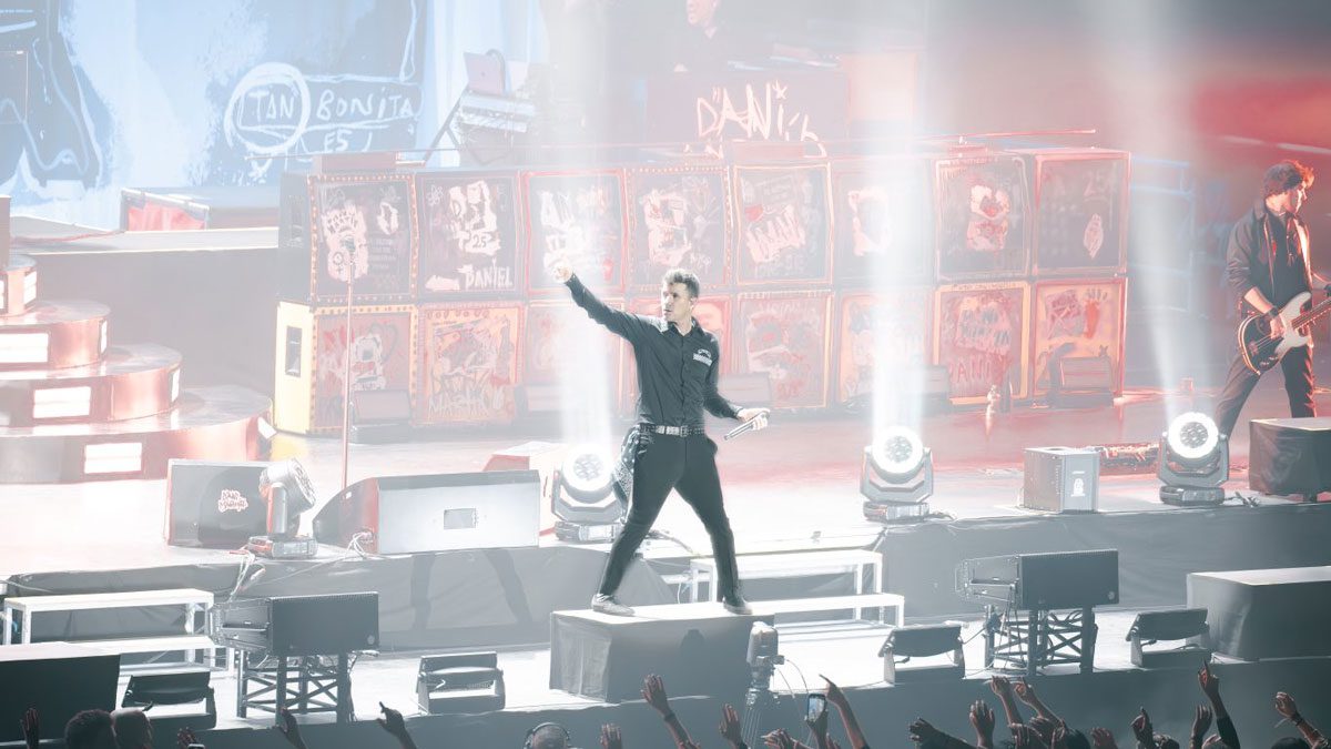 Dani Martín con PANTHER y DiGiCo Quantum 338 sobre el escenario del Movistar Arena con un despliegue visual de gran formato