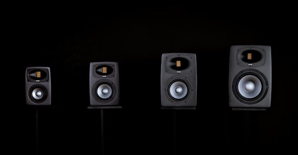 Monitores de estudio EVE Audio EXO para Dolby Atmos en distintos tamaños sobre fondo negro