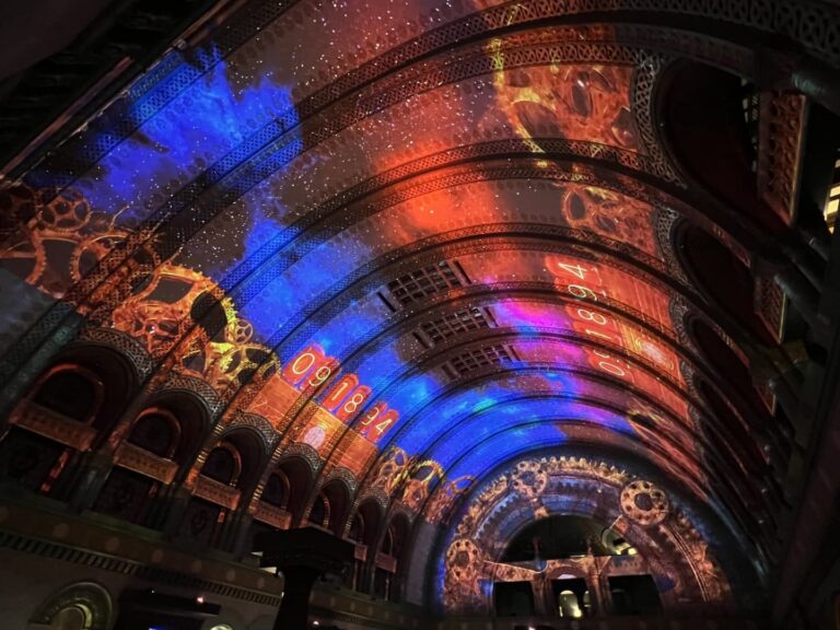Christie renueva St. Louis Union Station con visuales de relojería y mapping arquitectónico en el Grand Hall histórico.