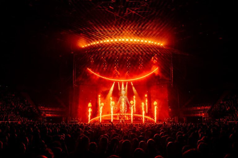 L-Acoustics en la gira de Gojira en un concierto de gran formato con efectos de fuego, iluminación envolvente y cobertura sonora para arena