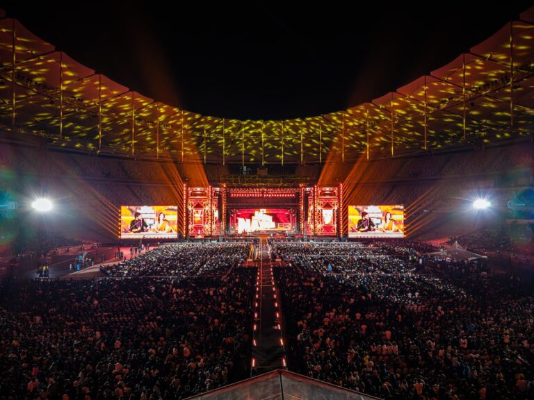 L-Acoustics en el concierto Jana Nayagan con vista general del estadio lleno y pasarela central en Bukit Jalil