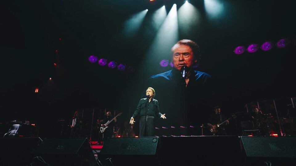 Fluge Audiovisuales despliega Meyer Sound en el Movistar Arena con el artista sobre el escenario y gran pantalla central