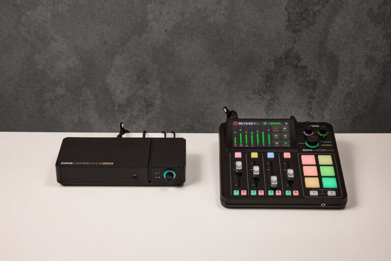 RØDECaster Video Core junto a RØDECaster Duo en una configuración compacta para producción multicámara y podcast en vídeo
