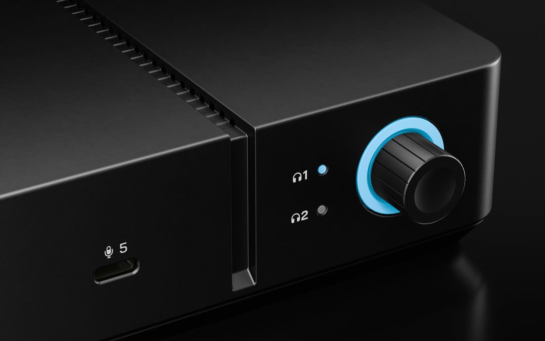 Detalle frontal de RØDECaster Video Core con control de monitorización y diseño compacto para flujo de trabajo audiovisual