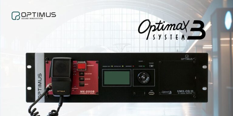 Sistema OPTIMAX3 para megafonía ferroviaria: unidad rack OPTIMUS OptimaX3 con matriz IP UMX-03 y panel de control, sobre fondo de estación