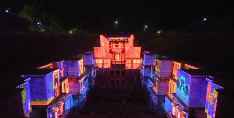 Espectáculo de videomapping patrimonial con proyectores láser RGB puro de Christie en Rani-ki-Vav con contenido 4K inmersivo