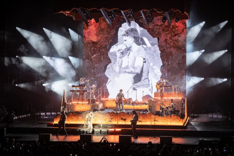 diseño de iluminación gira Dani Fernández en concierto con iluminación escénica profesional