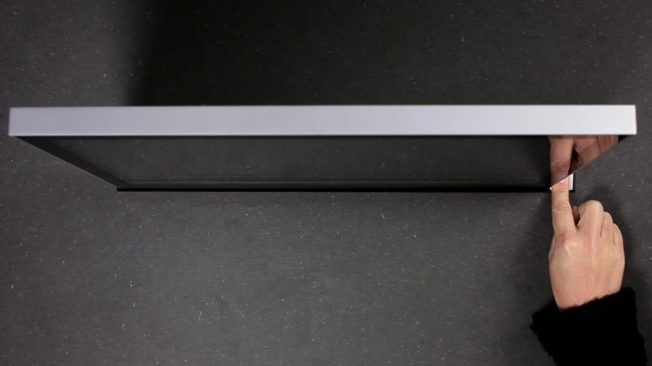 Arthur Holm presenta el nuevo monitor retráctil motorizado de 24” con resolución 4 K