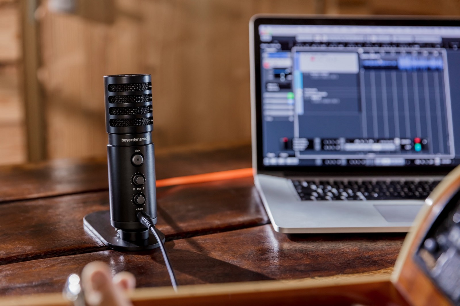 Micrófono de estudio USB de Beyerdinamic para grabación y podcasting