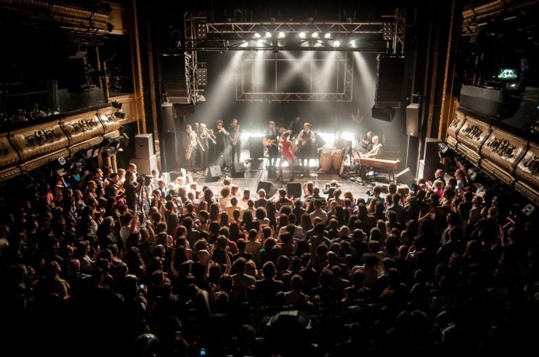 La realidad de los directos, en la sala de conciertos.