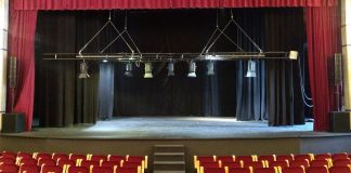 instalación-de-un-equipo-de-sonido-profesional-en-el-Teatro
