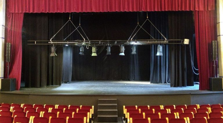 instalación-de-un-equipo-de-sonido-profesional-en-el-Teatro