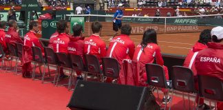 Equipo de sonido profesional line array en los cuartos de La copa Davis