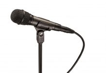 Charlotte-Church-elige-el-micrófono-vocal-dinámico-ATM610a