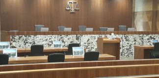 Monitores retráctiles de albiral en los tribunales de Jahra en kuwait