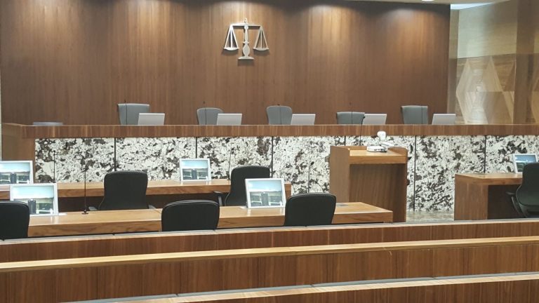 Monitores retráctiles de albiral en los tribunales de Jahra en kuwait