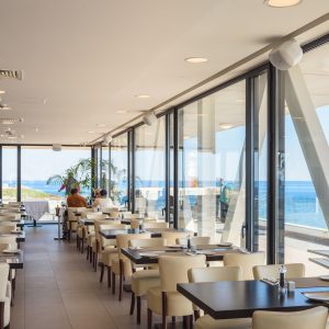 instalacion-de-sonido-profesional-con-los-equipos-de-sonido-Apart Bistro Gibraltar University 3 1 Instalación de sonido profesional con los equipos de sonido Apart audio, Alto professional y Audio-Technica