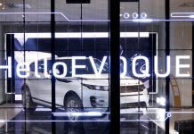 Instalación audiovisual de EIKONOS en Land Motors Instalación audiovisual de EIKONOS