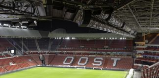 Instalación de altavoces de sonido profesional Bose ArenaMatch en P. S.