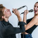 Micrófono vocal, averigua como cambia el sonido según como sujetas tu micro vocal micrófono de mano