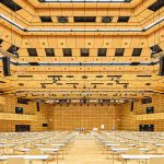 Instalación permanente más grande con sistemas de sonido Meyer Sound line array LINA en Austria Center Vienna instalación sistemas de sonido Meyer Sound line array LINA