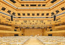 Instalación permanente más grande con sistemas de sonido Meyer Sound line array LINA en Austria Center Vienna instalación sistemas de sonido Meyer Sound line array LINA