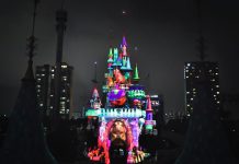 instalación de la solución Christie Mystique para mapping de proyección 3D para exteriores en la iluminación del impresionante show del Castillo Mágico de Lotte World Solución Christie Mystique para mapping de Proyección 3D en Exteriores