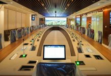 Instalación de los equipos de Arthur Holm en la sala de conferencias de la universidad Prince Mohammad Bin Fahd en Al Khobar Instalación de los equipos de Arthur Holm en la sala de conferencias