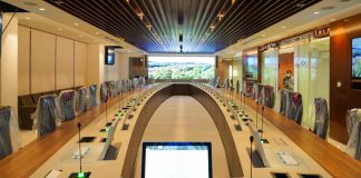 Instalación de los equipos de Arthur Holm en la sala de conferencias