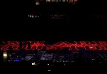 Sistema de proyección de mapping de Christie en la cancha de los Houston Cougars Sistema de proyección de mapping de Christie