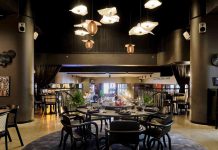 Instalación de un sistema de altavoces 4030 RAW de Genelec en acabado aluminio en un restaurante de referencia en Helsinki instalación de un sistema de altavoces 4030 RAW de Genelec