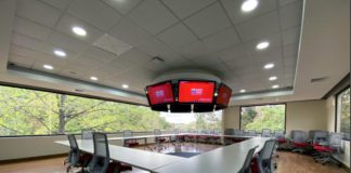 instalación del sistema de conferencia TeamConnect Ceiling 2 de Sennheiser
