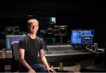 Instalación de los monitores Neumann y Dolby Atmos para un audio inmersivo en Bauer Studios instalación de los monitores Neumann y Dolby Atmos para un audio inmersivo