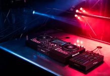 Ahora los DJs y Artistas serán capaces de crear un espectáculo de luces mientras mezclan música en viva gracias a SoundSwitch Control One controlador de iluminación profesional micrófonos TeamConnect Ceiling 2 de Sennheiser