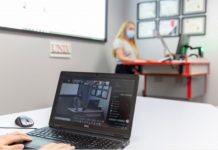 58 aulas multiuso equipadas con micrófonos TeamConnect Ceiling 2 de Sennheiser en La Universidad de Nevada instalación de los micrófonos TeamConnect Ceiling 2 de Sennheiser