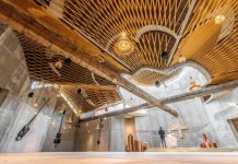 Instalación de altavoces colgantes de la Serie Desono de Biamp en la nueva Iglesia Santiago Apóstol en Ferrara Italia Instalación de altavoces colgantes de la Serie Desono de Biamp