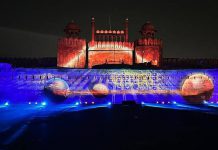 Los proyectores láser 1DLP® Christie D20WU-HS iluminan con espectaculares imágenes la fachada del emblemático fuerte rojo de Delhi, para conmemorar 75 años de independencia en india proyectores láser 1DLP® Christie D20WU-HS