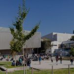 Los dispositivos USB todo en uno para conferencias Bose Videobar VB1 instalados en más de 100 aulas hibridas en la Universidad de Chile