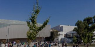 Los dispositivos USB todo en uno para conferencias Bose Videobar VB1 instalados en más de 100 aulas hibridas en la Universidad de Chile