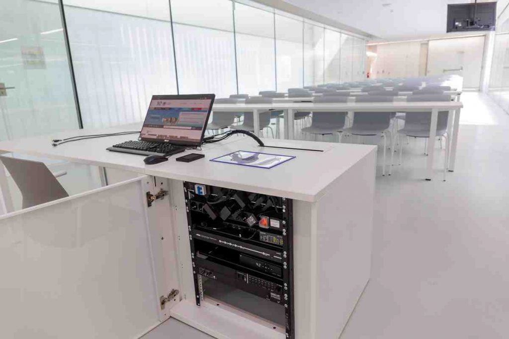 129 unidades del Mezclador automático ATDM-0604 de Audio-Technica moderniza la infraestructura AV en la Universidad de Málaga