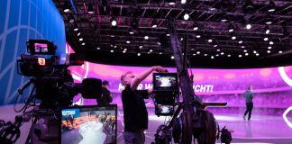 Instalación de una pantalla LED gigante de Alfalite en el estudio hibrido de PLAZAMEDIA