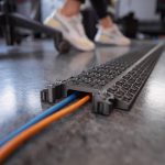 Conoce la Serie XPRESS de DEFENDER protectores de cables desplegables
