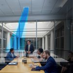 El array microfónico de techo ATND1061DAN de Audio-Technica certificado para Salas de Microsoft Teams