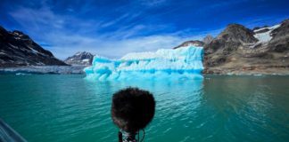 El técnico de sonido Thomas Rex Beverly usa equipo de Sennheiser para capturar un audio espectacular en los desprendimientos de glaciares
