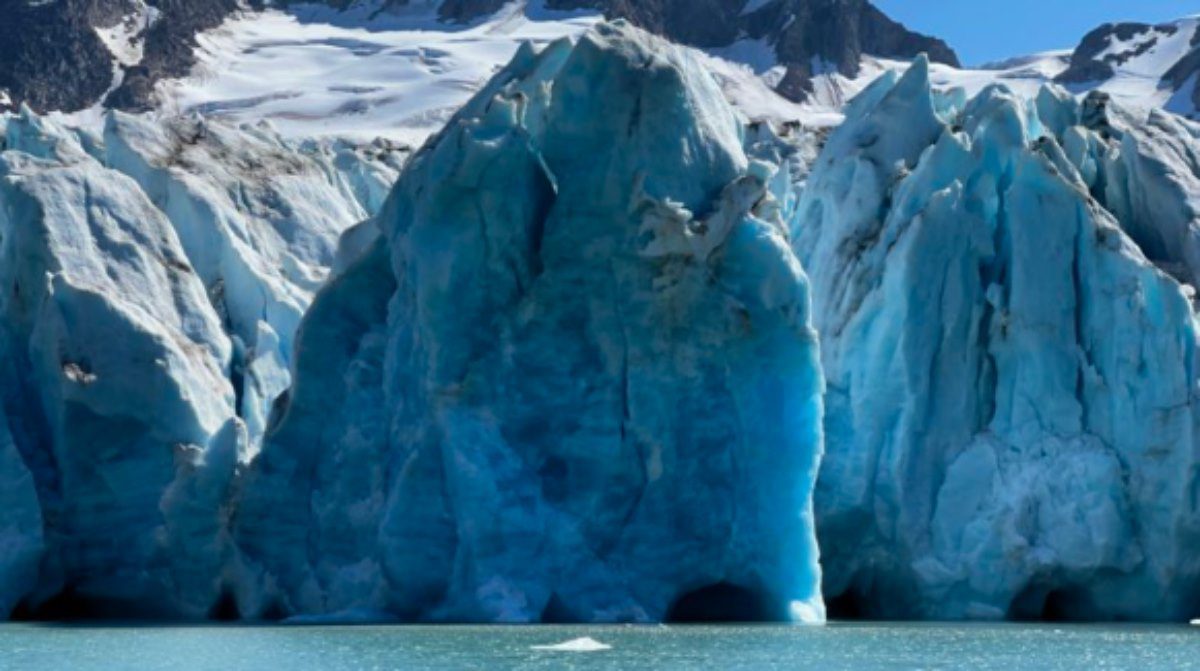 El técnico de sonido Thomas Rex Beverly usa equipo de Sennheiser para capturar un audio espectacular en los desprendimientos de glaciares 