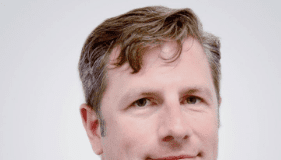 Consigue el acceso gratis al debate acerca las perspectivas para el trabajo híbrido y el papel de AV organizado por Crestron