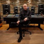 Los monitores Genelec en la sala 2 de Sonobox destinada a mezcla multicanal y Dolby Atmos