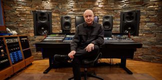 Los monitores Genelec en la sala 2 de Sonobox destinada a mezcla multicanal y Dolby Atmos