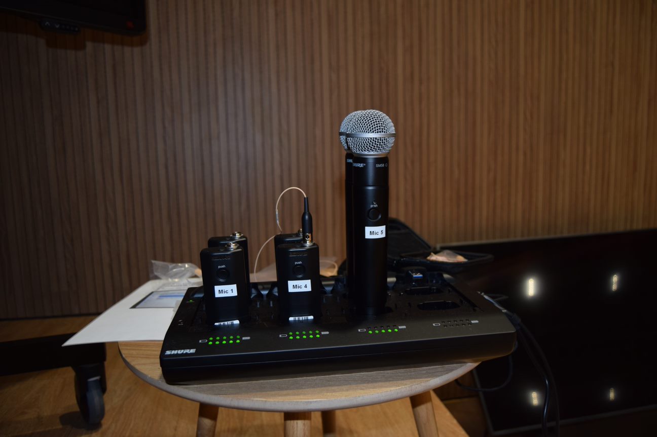 Microfonos shure en la sala de Magna de TBS Education