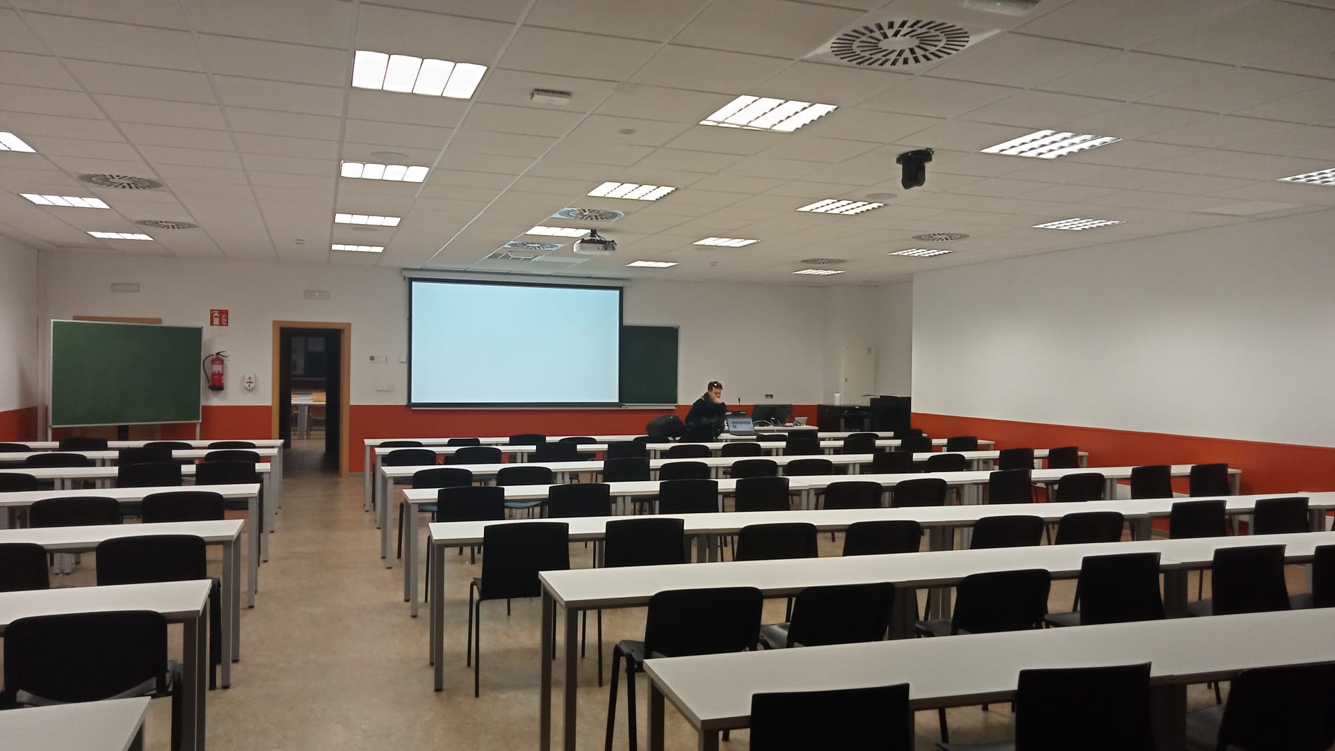 la Universidad Rey Juan Carlos realiza una integración con los equipos Xilica y Sennheiser para sus clases presenciales y a distancia